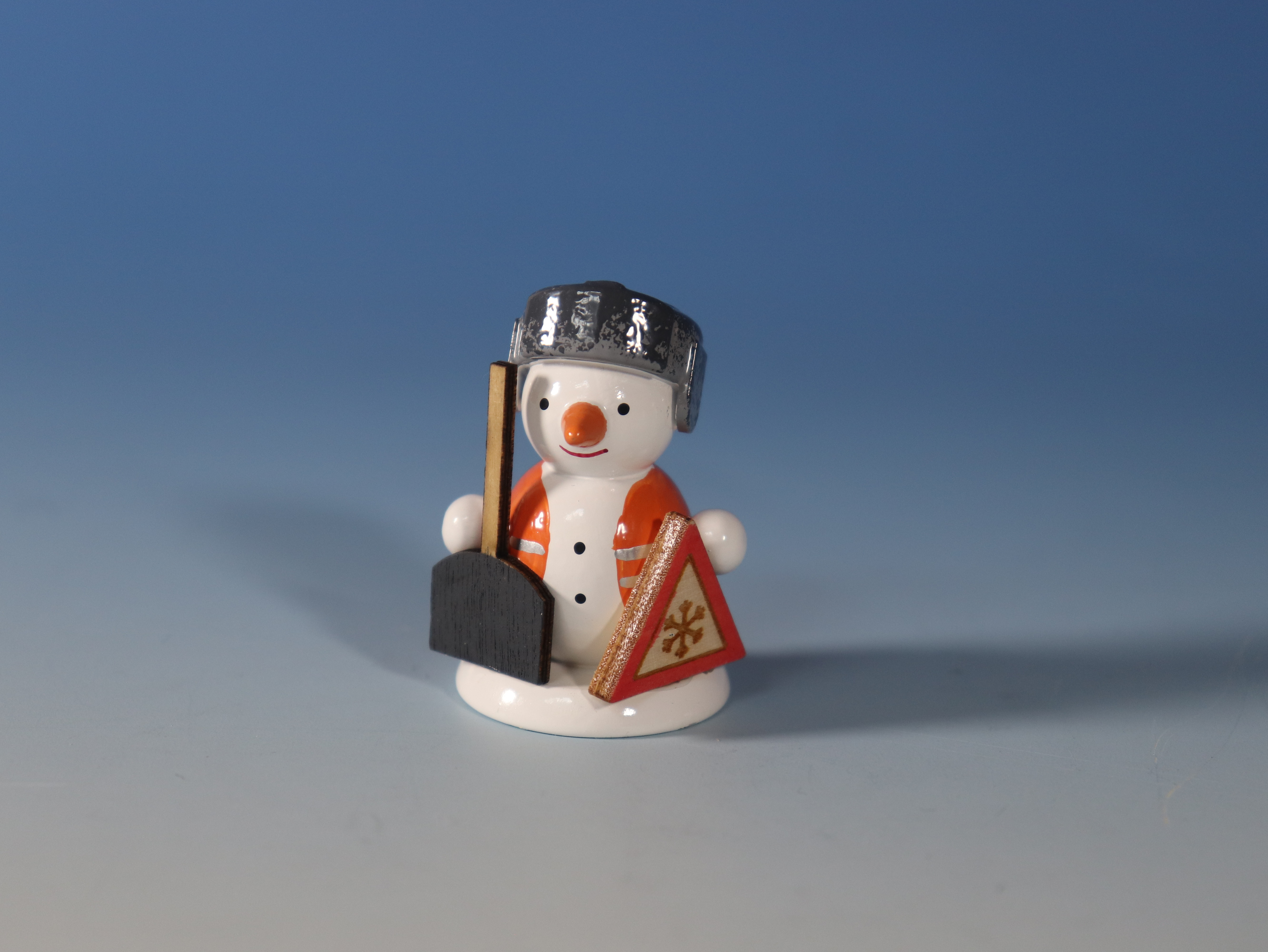 schneemannfigur-stehend-winterdienst-10-ullrich-kunsthandwerk-paul-ullrich-volkskunstbestehen